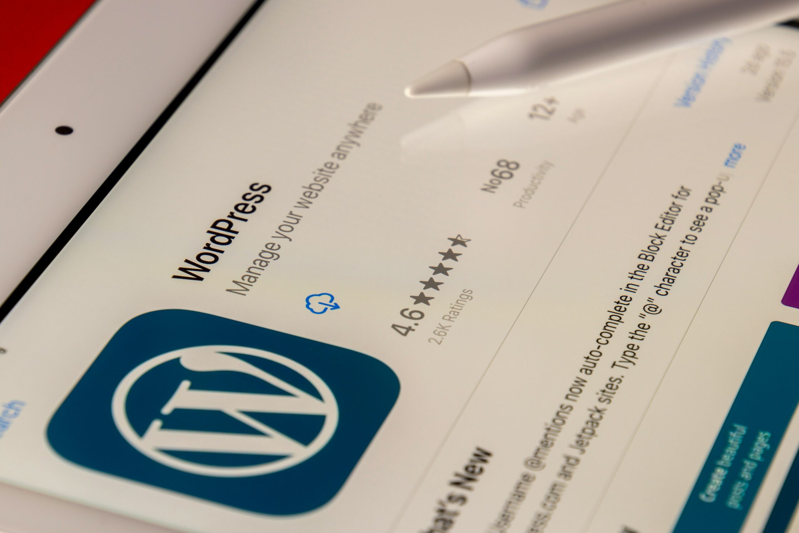 Application WordPress affichée sur une tablette, illustrant la gestion d'un site WordPress sur mesure avec une interface intuitive, idéale pour les entrepreneurs et les petites entreprises.